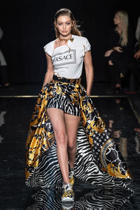 vestiti versace donna elecandi|Abiti da giorno da donna di Versace .